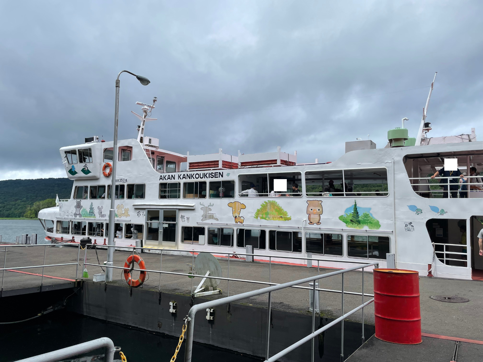 阿寒湖の遊覧船の外観の写真。