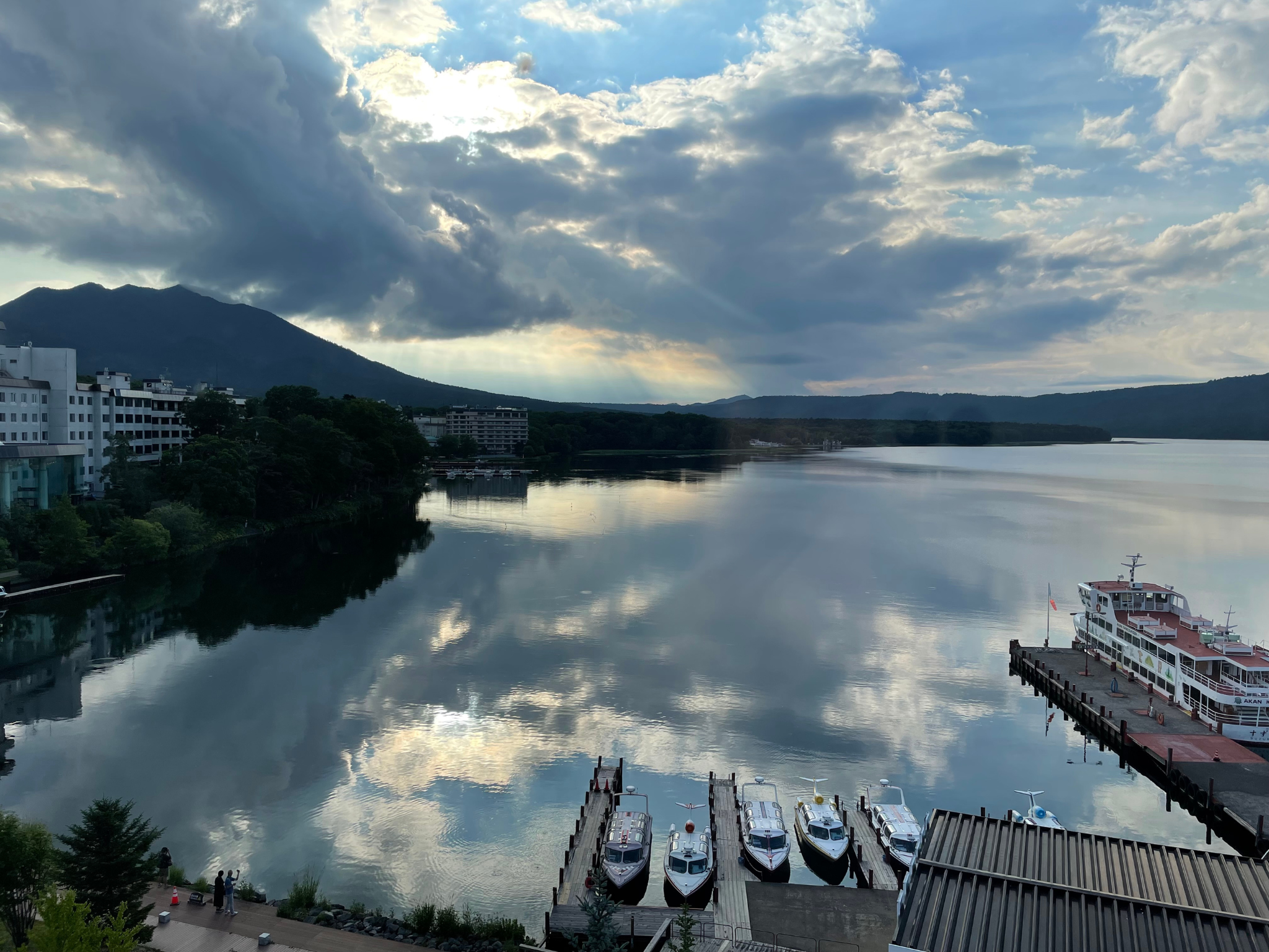 ホテルの窓から見える絶景の写真です。