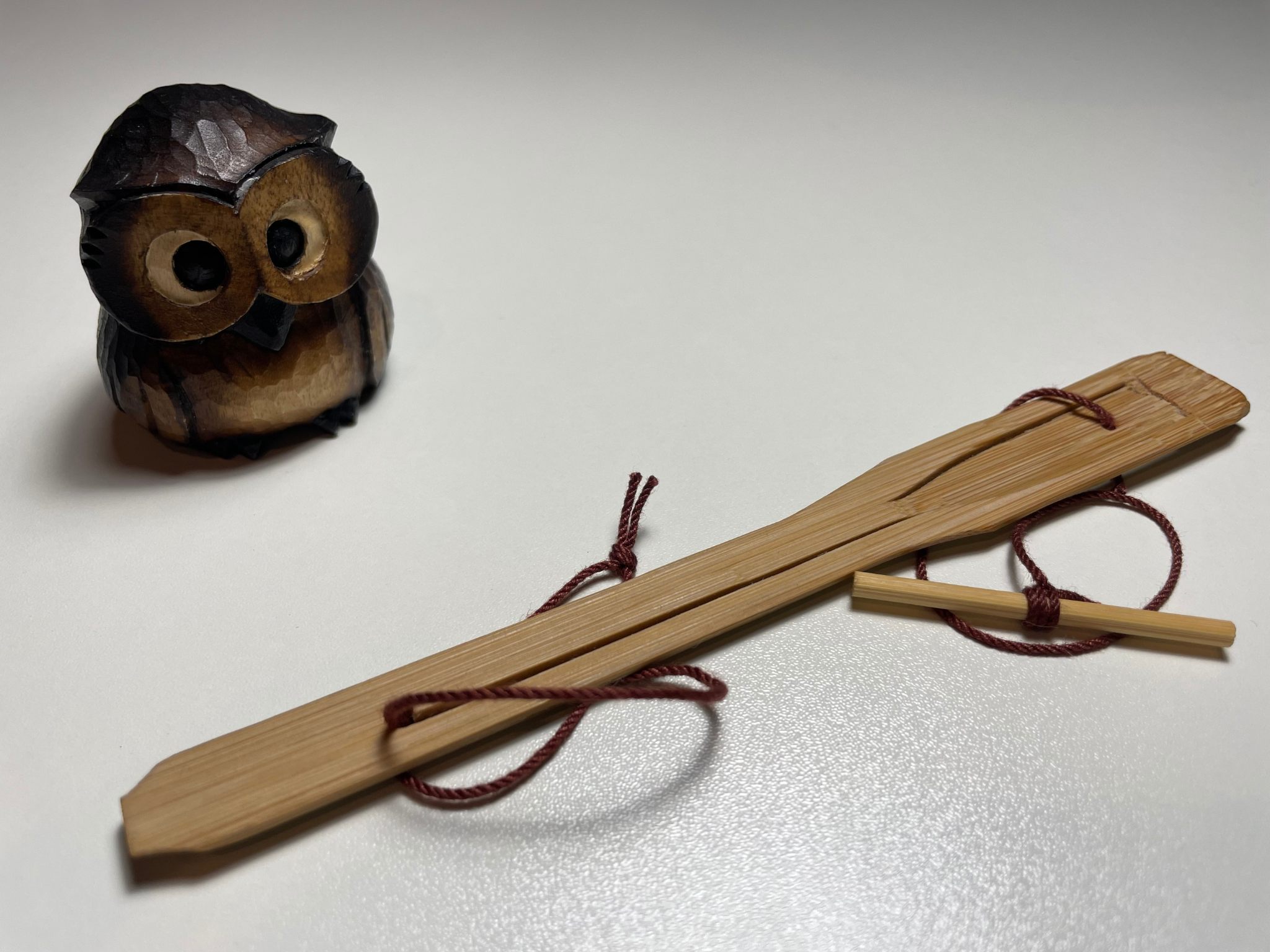 アイヌコタンのお土産のフクロウとムックリの写真